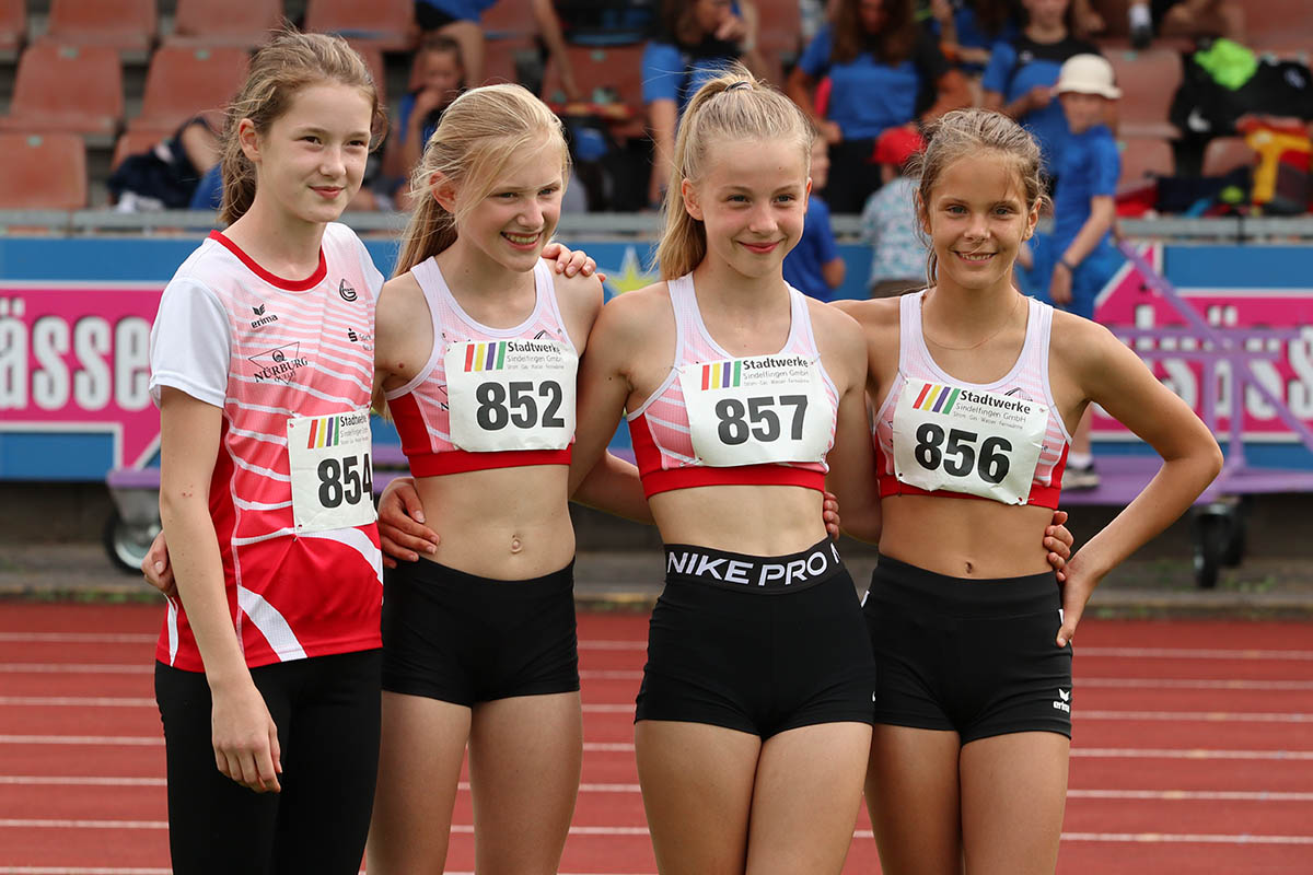 Johanna Karst, Lena Eichhorn, Nele Merta, Lisa Sophie Lemke (von links) gewannen die U14-Staffel. Fotos: Verein