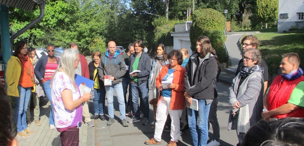 Singend und betend zog es mehr als 30 Beteiligte beim Klima-Freitag auf die Strae Dieperzbergweg vor die Altenkirchener Landjugendakademie. (Foto: Petra Stroh)