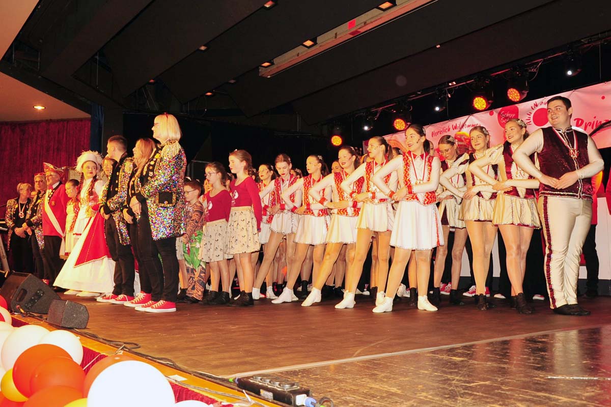 Zur Begr��ung waren alle Gruppend er KG auf der B�hne vertreten (Bilder: kk�)