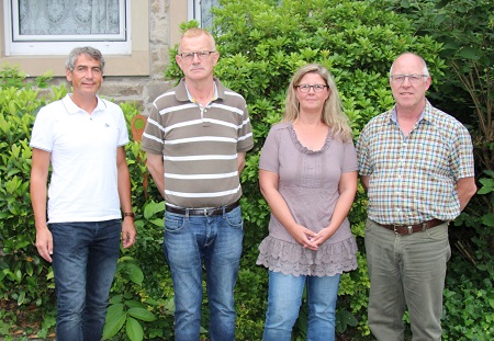 Wolfgang Schumacher (rechts) ist der neue Ortsbrgermeister von Seelbach, Michaela Neugebauer 1. Beigeordnete. Zusammen mit Brgermeister Dietmar Henrich (links) verabschiedeten sie den langjhrigen Ortschef Gerd Rainer Birkenbeul (2. von links). (Foto: Laureen Kahn)