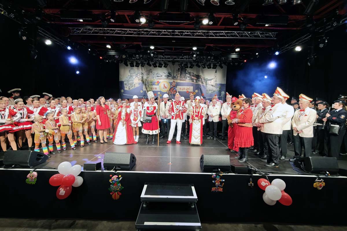 Die zog mit Dreigestirn und der Stadt- und Feuerwehrkapelle auf die B�hne. Fotos: kk�