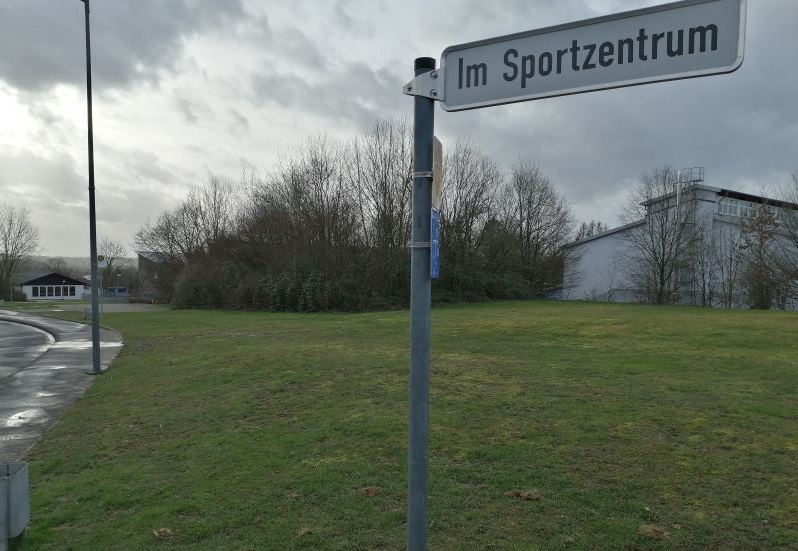 Auf dieser Flche (im Vordergrund) im Altenkirchener Sportzentrum wird der Skate- und Bike-Park mit der Lngsseite parallel zur Wendeplatte verwirklicht. (Foto: hak)
