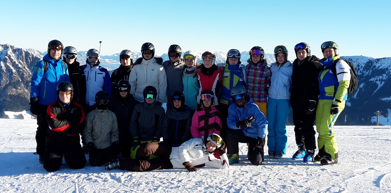 19 Schler hatten bei bestem Winterwetter allen Grund zum Strahlen. Foto: Schule