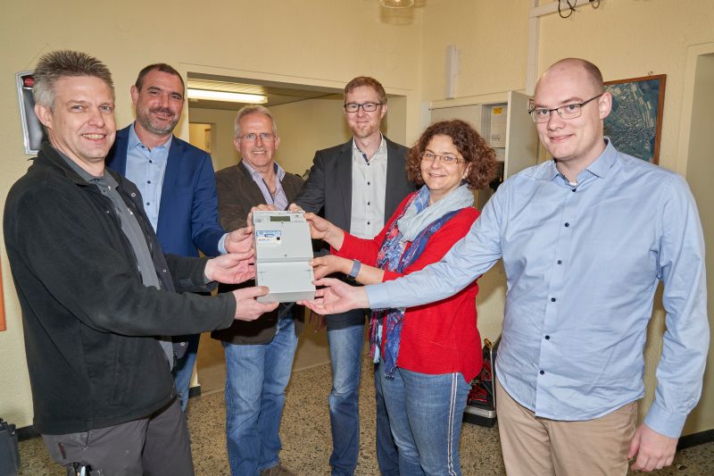 Gabriele Greis, erste Beigeordnete der VG Hachenburg, (2.v.r.), und Henrik Ltkemeier, Klimaschutzmanager der VG, (r.) freuen sich mit Vertretern der evm-Gruppe ber den Einbau der intelligenten Messsysteme. Foto: EVM/Sascha Ditscher