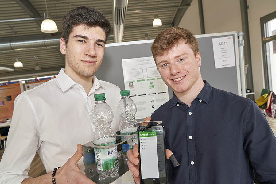 Mit ihrer Smart-Plastic-App kamen Thomas Lenz und Florian Hauser auf Platz2 in der Kategorie Arbeitswelt. Foto: Sascha Ditscher/evm