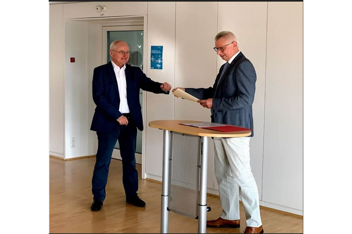Helmut Neitzert (rechts), Bereichsleiter der Agentur fr Arbeit Neuwied, berreicht die Urkunde an Manfred Plag. Foto: privat