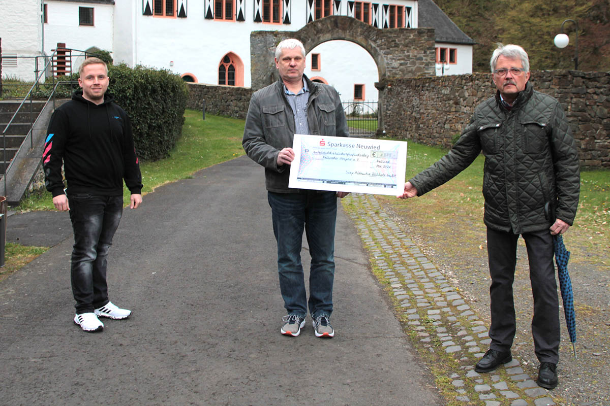 Kevin Ingenrieth und Jens Solinski vom Betriebsrat der Snop Automotive berreichten dem Vorsitzenden des Neuwieder Hospizvereins, Hans-Peter Knossalla (von links) die Spende. Foto: Hospizverein Neuwied