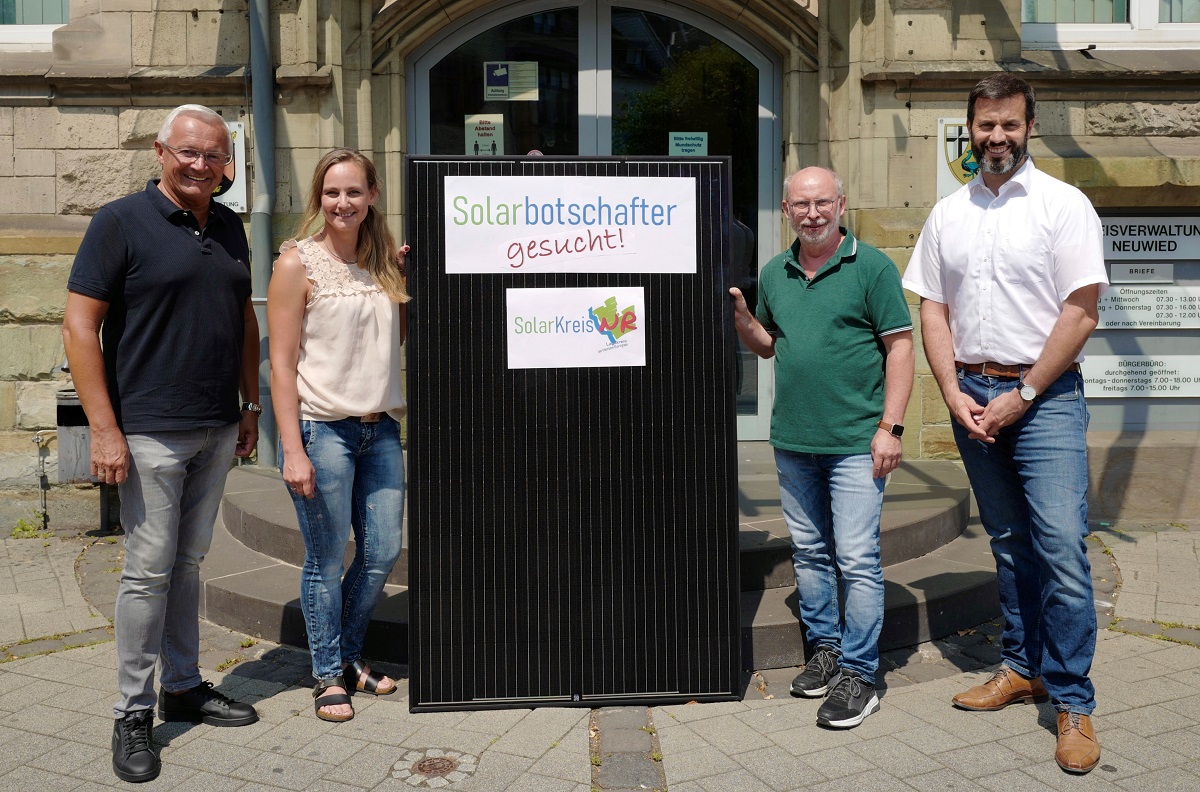 Landrat Achim Hallerbach (von links) und Klimaschutzmanagerin Janine Sieben rufen das Projekt "Solarbotschafter" ins Leben rufen und freuen sich, mit Frank Rder schon einen ersten im eigenen Hause gefunden zu haben. (Foto: privat)