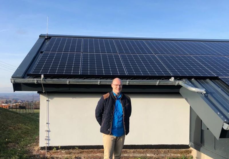 Klimaschutzmanager Henrik Ltkemeier und Solaranlage auf dem Hochbehlter Hachenburg. Foto: privat