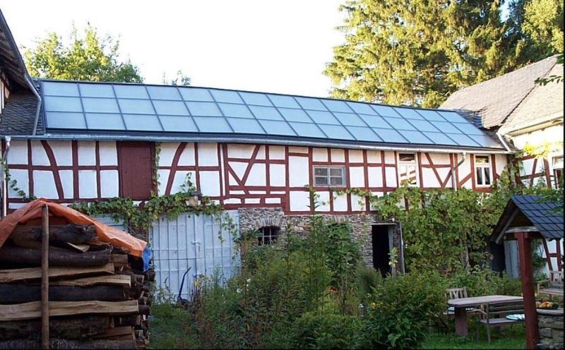 Eine Solaranlage fr Warmwasser- und Heizungsuntersttzung ist nicht fr jeden Haushalt und jedes Dach geeignet. Bei diesem Fachwerkbau, der zustzlich mit Holz geheizt wird, hat sich die Investition gelohnt. Foto: VZ RLP/H. Kitzerow