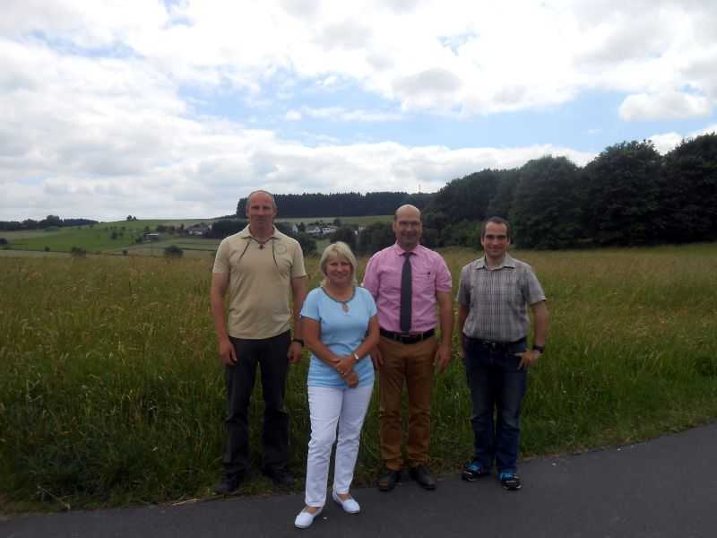 Vertragspartner vor der geplanten Solarflche bei Wlferlingen. Foto: privat