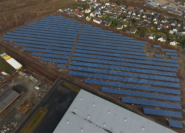Die Luftaufnahme zeigt die Dimension des Solarparks in Block. Die Anlage wurde im Sommer errichtet und arbeitet reibungslos. Foto: SWN