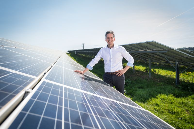 Dr. Steffen Weil freut sich ber die guten Ertrge, die die Anlagen der Energieversorgung Mittelrhein im vergangenen Jahr erzeugt haben. Dazu zhlt auch der Solarpark in Hachenburg. Foto: EVM/Ketz