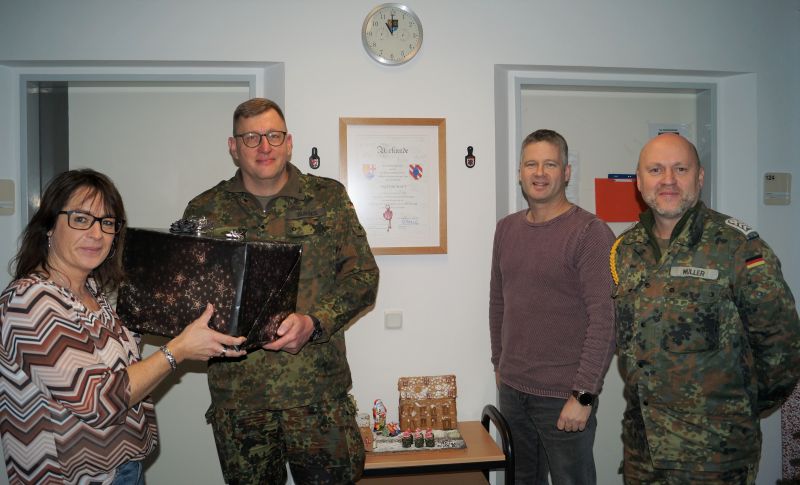 Andrea Stauch und Andr Heuser berreichen in Rennerod das diesjhrige Weihnachtspaket  an
Hauptmann und Kompaniechef Oliver Burges (li.) sowie Oberstabsfeldwebel Stefan Mller re.). Foto: privat
