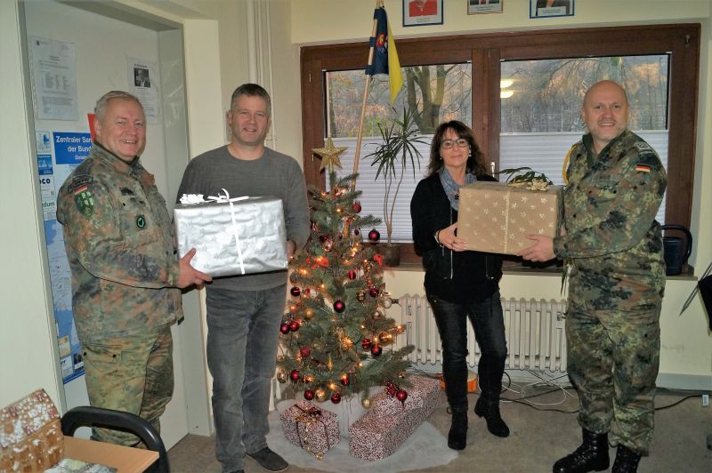 bergabe der Weihnachtspakete durch Andrea Stauch und Andr Heuser an Matthias Wendland (li.) sowie Stefan Mller (re.). Foto: VG-Verwaltung Ransbach-Baumbach