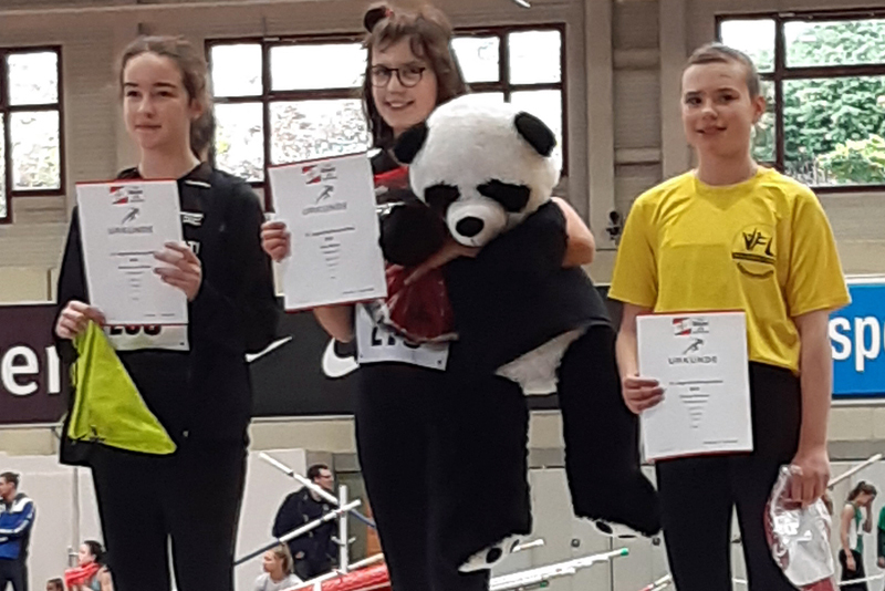 Solveig Schreiber (re) schafft es beim Hallenmeeting in Leverkusen auf Platz 2 im Kugelstoen. Foto: VfL Waldbreitbach 