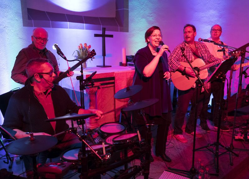 Somesongs spielen in der Willmenroder Kirche