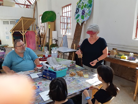 v.l. Projektmitglieder Herrmann Otto und Barbara Eibel erklren den teilnehmenden Kindern die Serviettentechnik (Foto: VGV Altenkirchen)