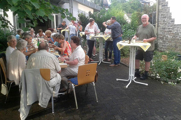 
Ob kulinarische Gensse, Tpferkunst oder musikalische Finessen: Die fortwhrende Verfeinerung macht den Meister. Auch im Jubilumsjahr des Kirchenchors Ccilia 1777 Waldbreitbach. Der traf sich bei bestem Wetter krzlich auch zum Sommerfest. Foto: Verein
