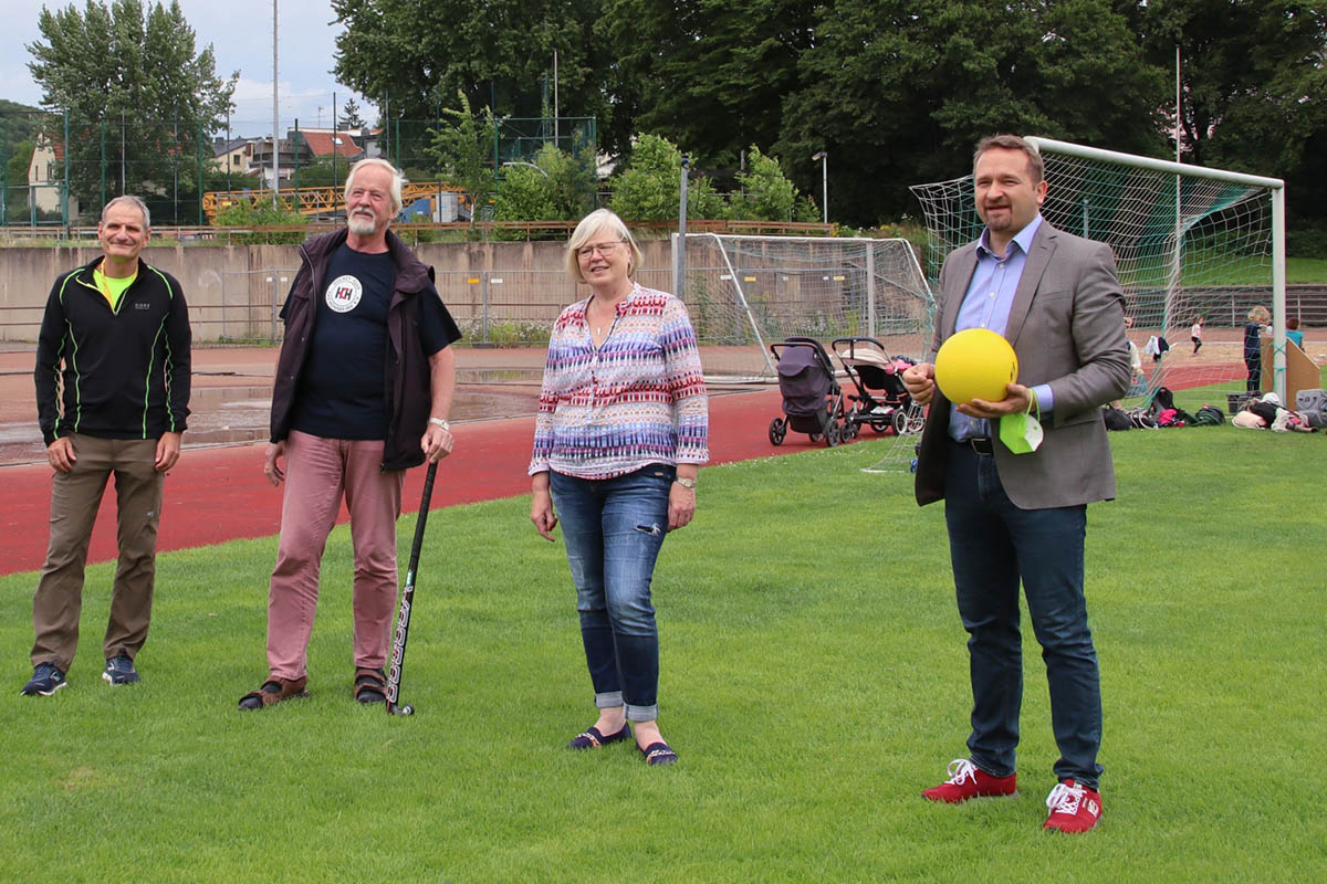 Im Menzenberger Stadion, wo es Spiel und Spa fr Kids und Eltern gab  v. l. Ansgar Siemes (TV Eiche, Stadtsportverband). Wilhelm Strohmeier (Hockey-Club Bad Honnef), Marita Weinberg (TV Eiche) und Erster Beigeordneter Holger Heuser. Foto: privat