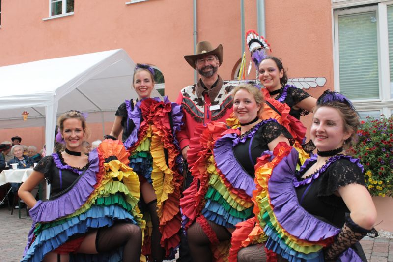 Die feurige Cancan Tanzgruppe „Kieselstein“ mit Sven Lefkowitz in ihrer Mitte. Fotos: privat