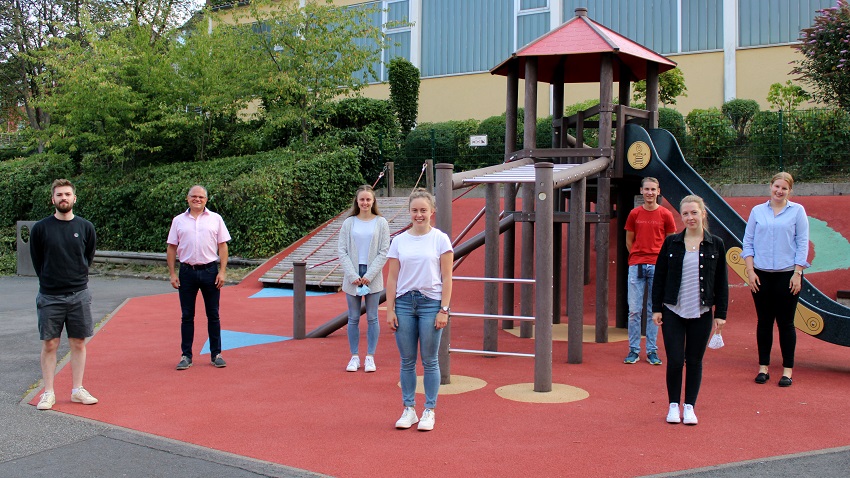 Die Ehrenamtlichen Helferinnen und Helfer mit Schulleiter Jrg Pfeifer.
V.l.n.r.: Patrick Pelzel, Jrg Pfeifer, Anna Klein, Julia Klein, Andreas Bler, Nadine Baumann, Nadine Skomrock, Rebecca Merkel (Foto: Verbandsgemeindeverwaltung)