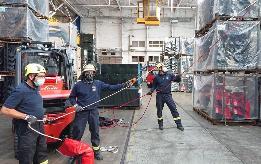 Die Sondereinheit Absturzsicherung der VG-Feuerwehr bte in den Hallen der Firma Brucherseifer in Wissen fr den Ernstfall. (Fotos: Sondereinheit Absturzsicherung)