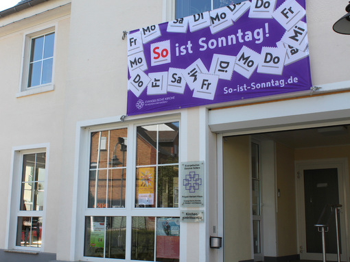 Auch am Probst-Herbert-Haus in Selters, dem derzeitigen Dekanatssitz des Evangelischen Dekanats Westerwald, hngt das Banner zum Sonntagsschutz. (Foto: Evangelisches Dekanat Westerwald) 