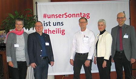 Der Schutz des Sonntags bleibt ein Dauerbrenner. Bei der Landessynode der rheinischen Kirche in Bad Neuenahr setzten sich auch die Abgeordneten aus dem Evangelischen Kirchenkreis Altenkirchen (von links) Petra Stroh, Pfarrer Marcus Tesch, Frank Schumann, Superintendentin Andrea Aufderheide und Pfarrer Martin Haler fr das hohe Gut unserer Sozialkultur ein. Foto: Kirchenkreis