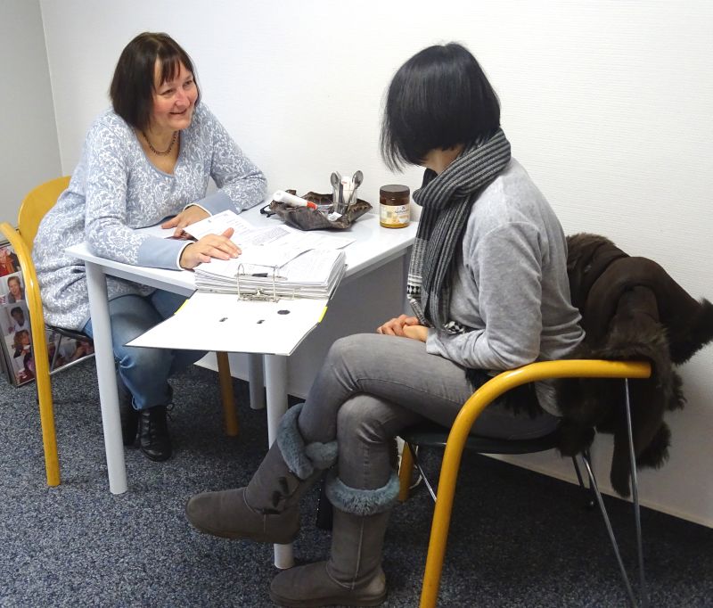 Heidi Schoop vom Sozialen Dienst bei der Beratung einer Mutter eines Patienten. Foto: privat