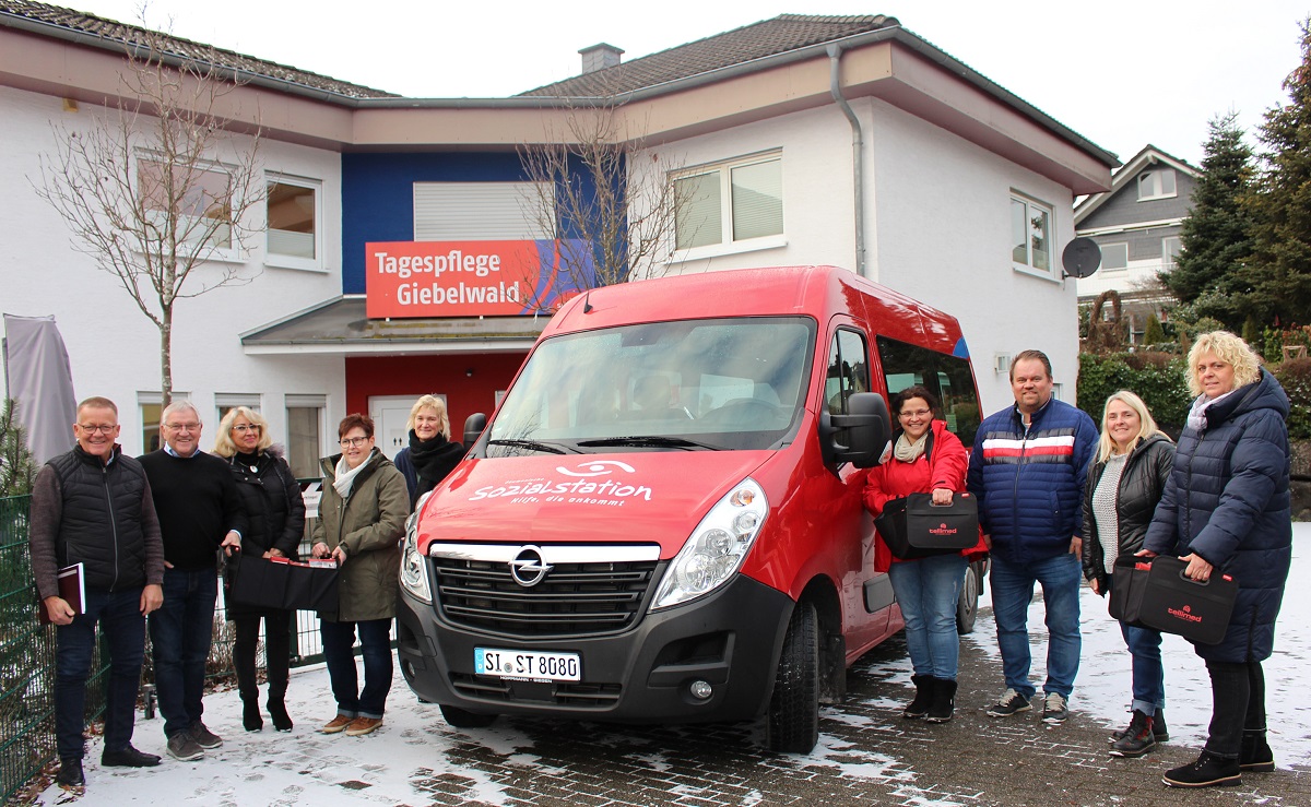 Zehn Jahre Hausnotruf: Team verteilt Geschenke in Kirchen