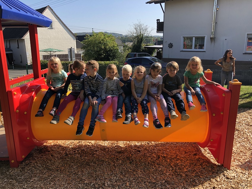 Kindergartenkinder zu Besuch auf dem Spielplatz in Pracht 