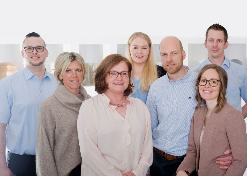 Fr Trauerflle bestens vorbereitet (von links): Sebastian Christ (Mitarbeiter Siegen), Silke Bellersheim (Mitarbeiterin Altenkirchen), Daniela Hillmer-Spahr (Leiterin Altenkirchen), Katharina Brast (Mitarbeiterin Altenkirchen), Christian Molly (Inhaber Bestattungen Molly), Markus Rcher (Mitarbeiter Altenkirchen) und Nicole Molly (Geschftsfhrerin Altenkirchen). (Foto: privat)