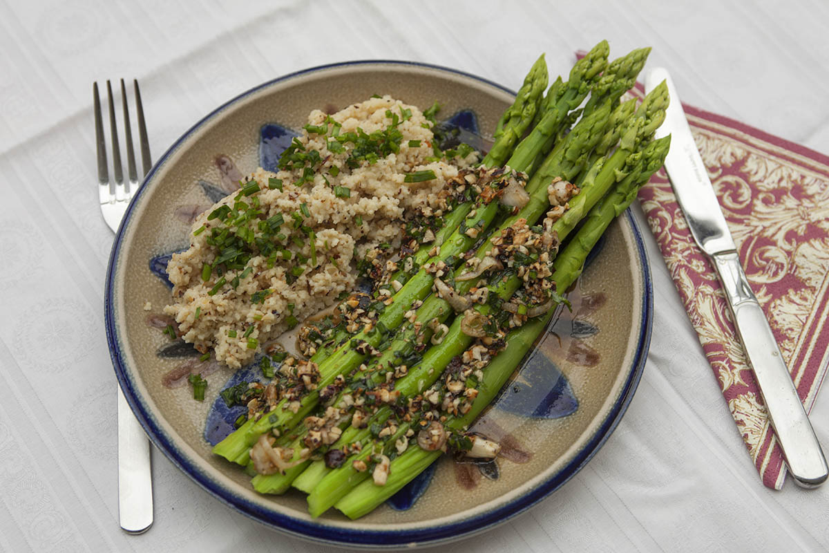 Westerwlder Rezepte: Spargel mit Vinaigrette und Haselnuss-Grie