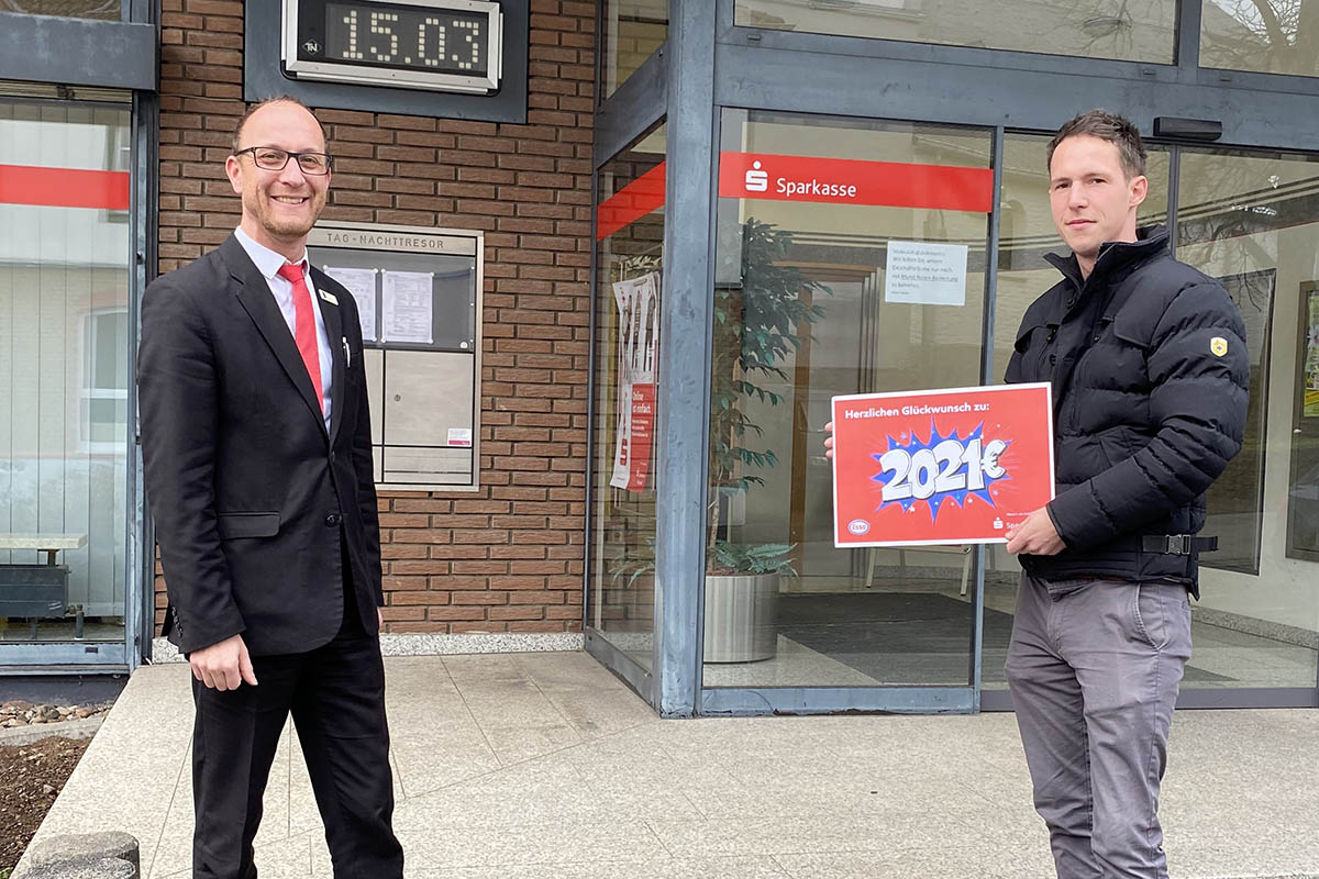 Kundenberater Martin Krautscheid gratulierte zum Gewinn. Foto: Sparkasse