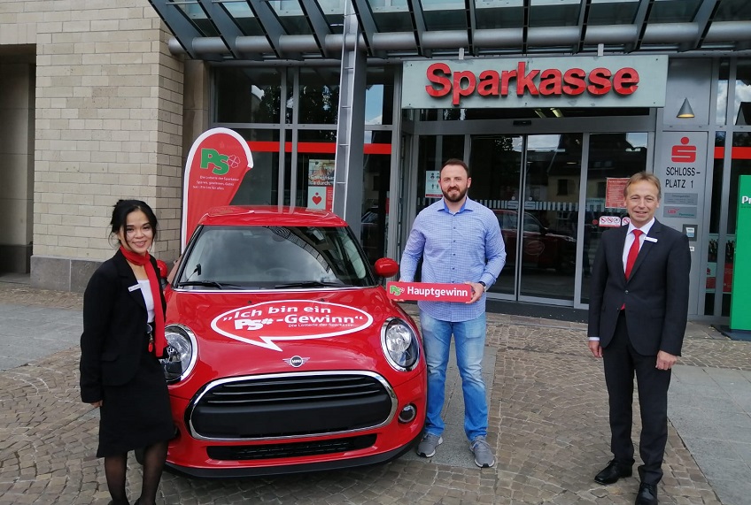 My Van Ly, stellv. Geschftsstellenleiterin, und Marktbereichsleiter Uwe Asbach berreichten das Fahrzeug an den glcklichen Gewinner Sergej Enschiewsky. (Foto: Sparkasse Westerwald-Sieg)