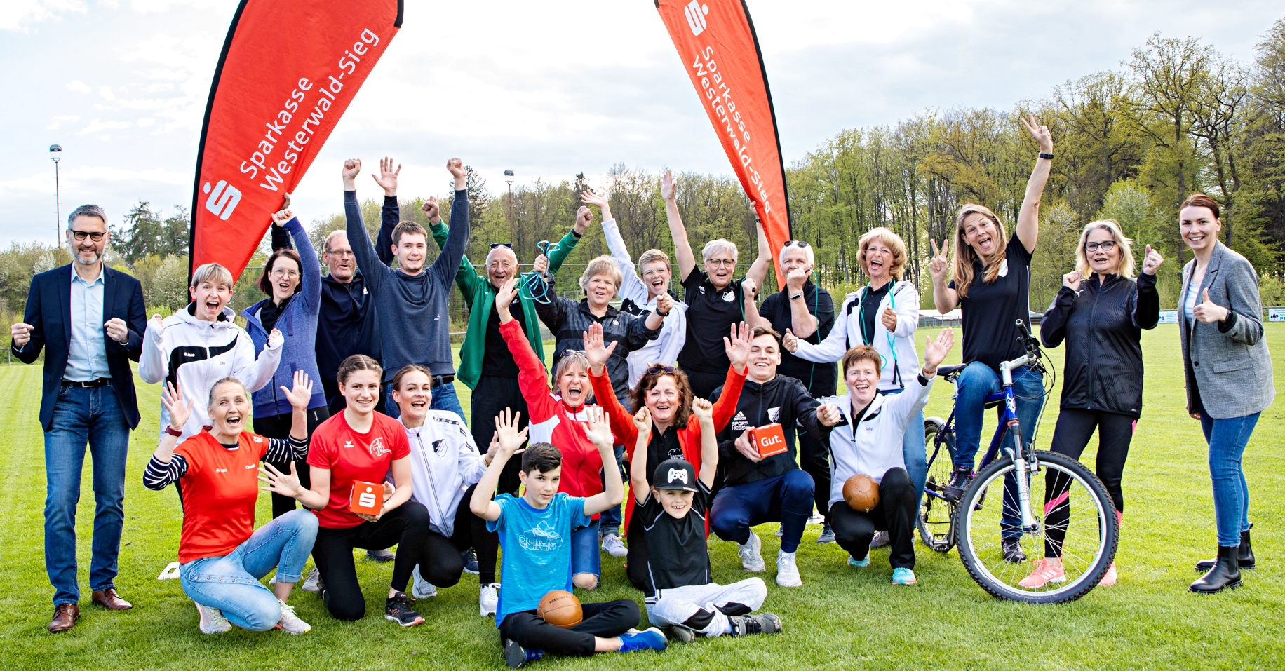 von links nach rechts: Peter Mohr, Sparkasse WW-Sieg, Sportler der Spielvereinigung Steinefrenz/Weroth, Darina Fleichler, Sparkasse WW-Sieg. (Foto: Sparkasse Westerwald-Sieg)