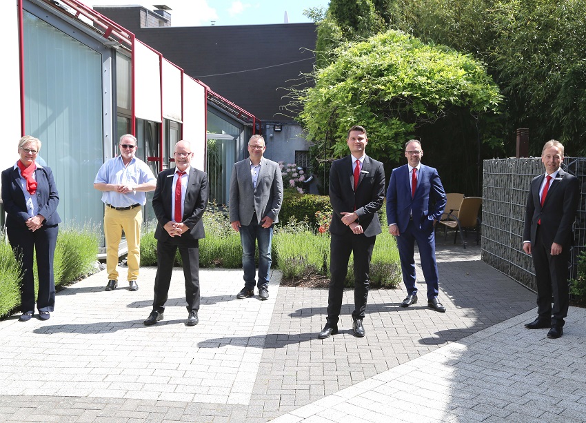 v.l.: Beatrix Molzberger (Personalrat), Michael Wagener (VG-Brgermeister), Detlef Vollborth, Berno Neuhoff (Stadtbrgermeister), Peer Pracht, Andreas Grg (Vorstand), Uwe Asbach (Marktbereichsleitung) (Foto: Sparkasse Westerwald-Sieg)