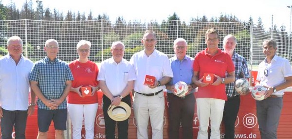 Bei der bergabe an die Verbandsgemeinde waren neben dem scheidenden Landrat Michael Lieber auch Brgermeister Dietmar Henrich, MdL Heijo Hfer, der Erste Kreisbeigeordnete Konrad Schwan und die Vorstandsmitglieder der Sparkasse Westerwald-Sieg, Dr. Andreas Reingen und Michael Bug, anwesend.(Foto: kk) 