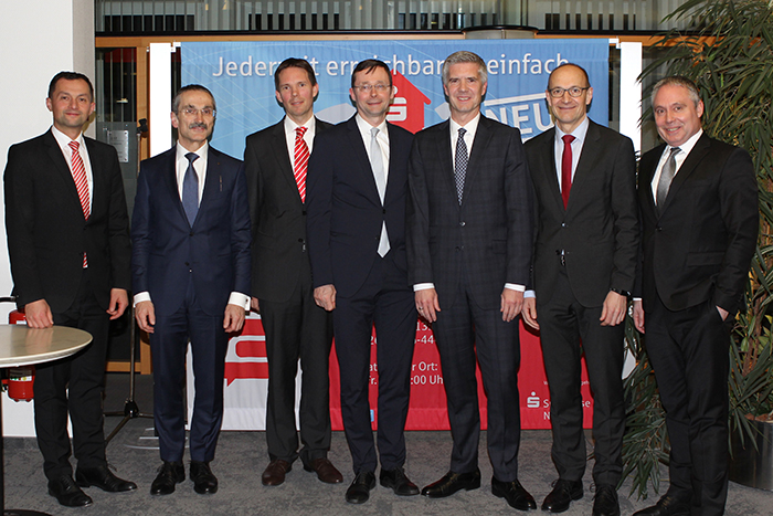 Die Vertreter der Sparkasse Neuwied und der DekaBank v. l. n. r.: Toni Dimitrievski, Dr. Hermann-Josef Richard, Stefan Klhne und Dr. Ulrich Kater von der DekaBank, Thomas Paffenholz, Gerhard Grn, Carsten Nafe. Foto: Sparkasse 