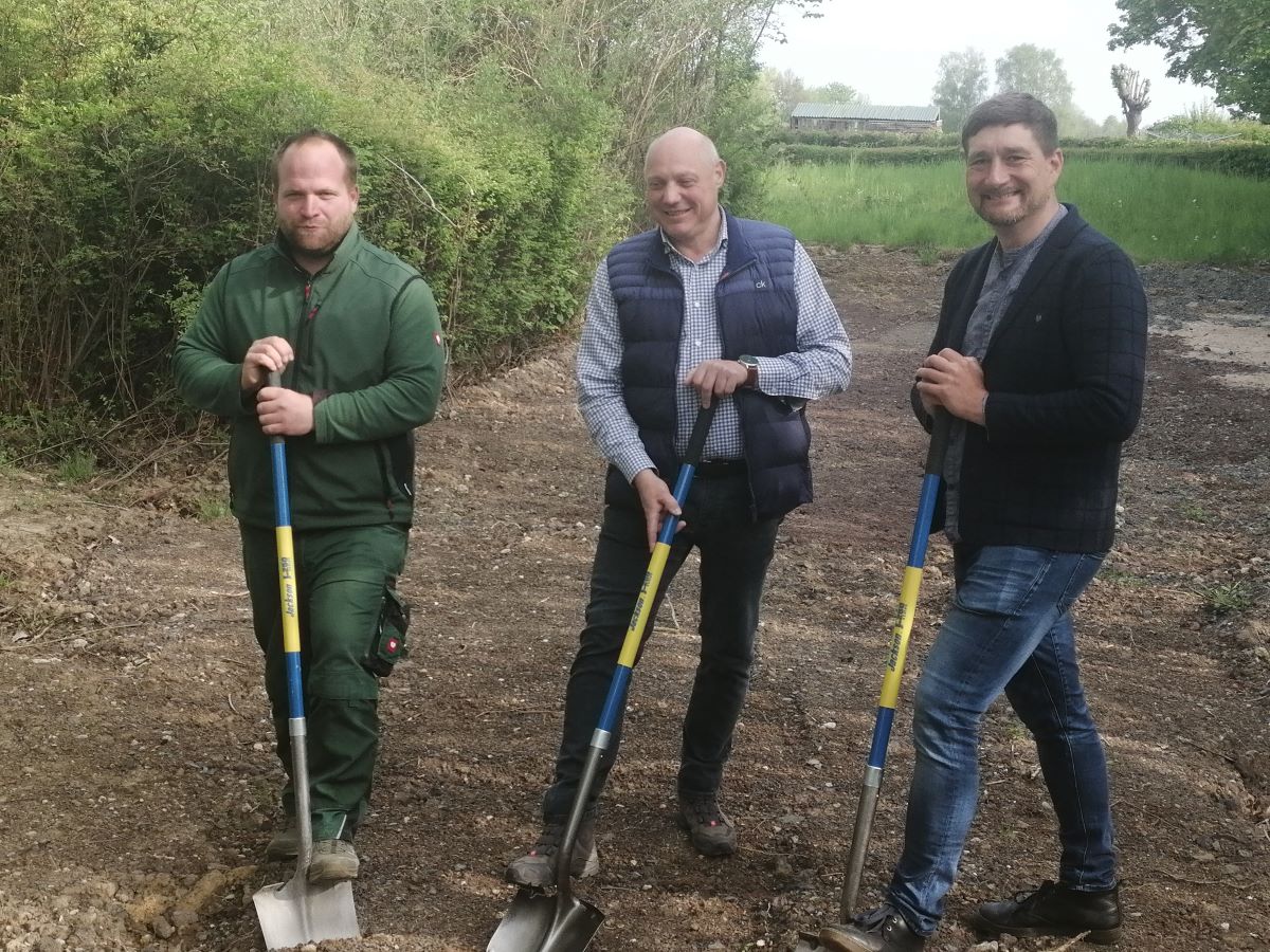 Die Sanierung kann beginnen (von links): Benedikt Brgerding, Bauleiter Hagen Schimmel (Bro Stadt-Land-plus) und Matthias Gibhardt. (Foto: vh)