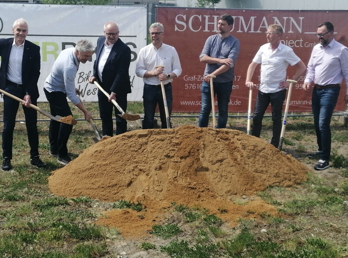 Alle Hnde an die Spaten (von links): Fred Jngerich, Guido Rrig, Landrat Dr. Peter Enders, Volker Hammer, Stadtbrgermeister Matthias Gibhardt, Gert Schumann und Axel Hintermaier. (Foto: vh)