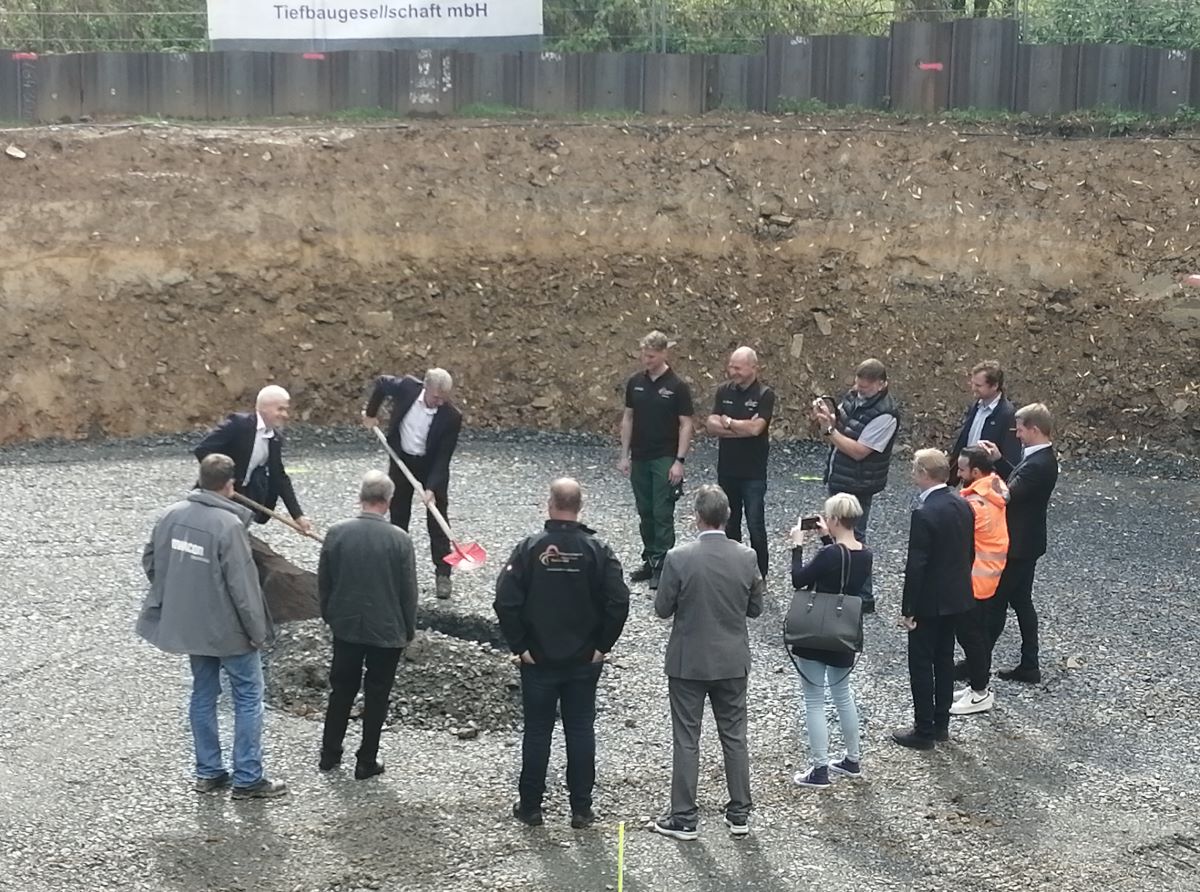 Bevor die Rundbehlter in die Hhe wachsen, wurde der Grundstein fr den Um- und Ausbau der Klranlage Mehrbachtal gelegt. (Foto: vh)