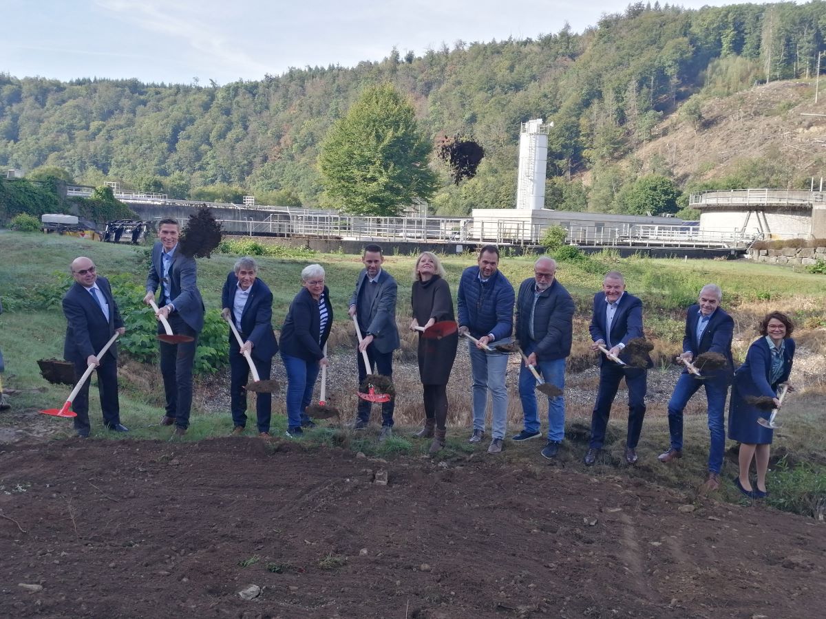 Wenn Erde fliegt: Beim offiziellen Spatenstich legten sich alle Akteure mchtig ins Zeug, so dass eine Schaufelladung sogar ungeahnte Hhen erreichte. (Foto: vh)