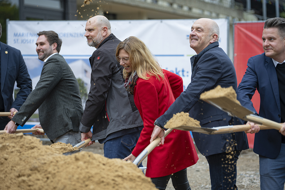 Stadtbrgermeister Johannes Behner, Sebastian Schmeier, Geschftsfhrer der Marienhaus Senioreneinrichtungen GmbH, SPD-Landtagsabgeordnete Sabine Btzing-Lichtenthler, Alexan-der Schuhler, Geschftsfhrer der Marienhaus GmbH, und Kreis-beigeordneter Benjamin Geldsetzer beim orffiziellen Spatenstich. Fotos: Martin Brtges