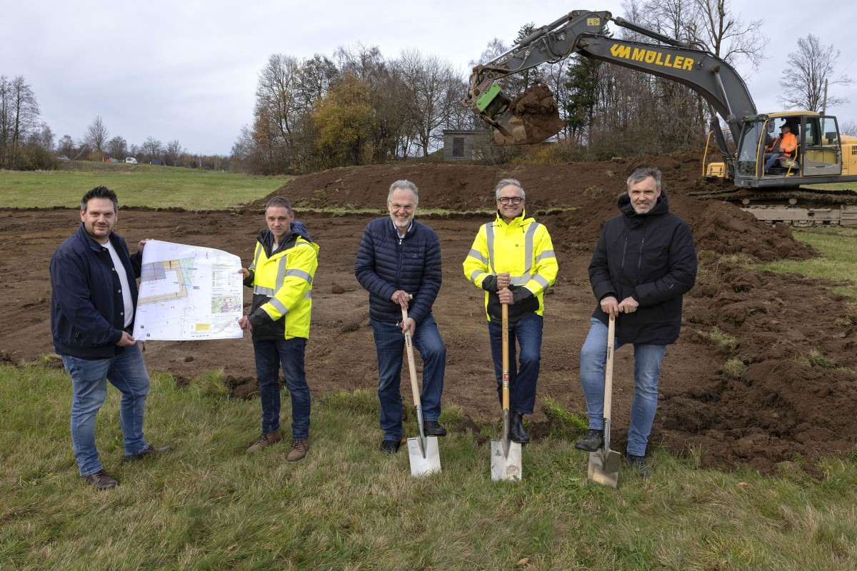 Die Bagger rollen fr das Mammutprojekt der Verbandsgemeinde Bad Marienberg, den Neubau des Feuerwehrhauses in Bad Marienberg. Im Beisein von Christian Theis vom VG-Bauamt und Bauleiter Benjamin Birk vom ausfhrenden Unternehmen Kurt Mller aus Bad Marienberg (von links) nahmen Brgermeister Andreas Heidrich (Mitte), der stellvertretende technische Werkleiter Bjrn Mller und Dr. Kai Mller vom ausfhrenden Unternehmen (1. und 2. v.r.) den symbolischen ersten Spatenstich zum ersten Teilprojekt des Neubaus vor. (Foto: Rder-Moldenhauer)