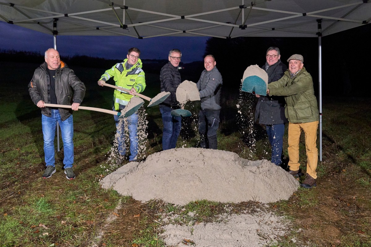 Spatenstich fr die Erweiterung des Solarparks Grgeshausen: Reinhard Horn (enatek), Martin Satony (evm), Prsident des rheinland-pflzischen Landtags Hendrik Hering, Jannik Horn (enatek) sowie der aktuelle Ortsbrgermeister und Geschftsfhrer der EGG Martin Bendel und der ehemalige Ortsbrgermeister und Geschftsfhrer Theodor Burkard (Foto: Sascha Ditscher)