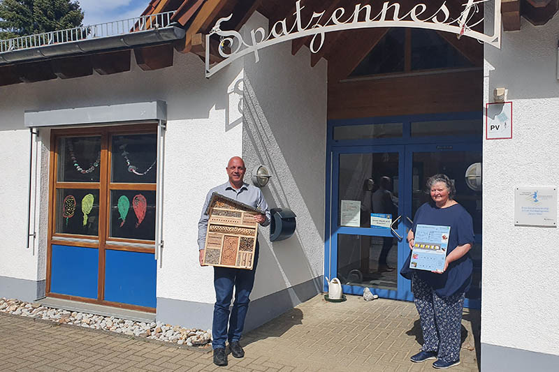 Wildbienenhotel und Maibaum fr KiTa Spatzennest Windhagen