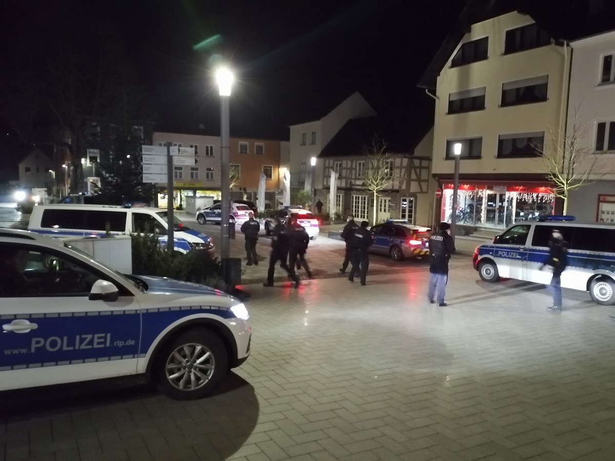 Auch vom Marktplatz aus mussten die Polizeibeamten einmal in Windeseile den Standort wechseln. (Foto: vh)