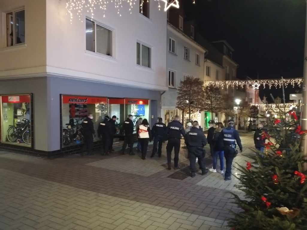 Den Markplatz nicht mehr betreten durften Teilnehmer des Spazierganges am 27. Dezember im Verlauf des Abends. (Foto: vh)